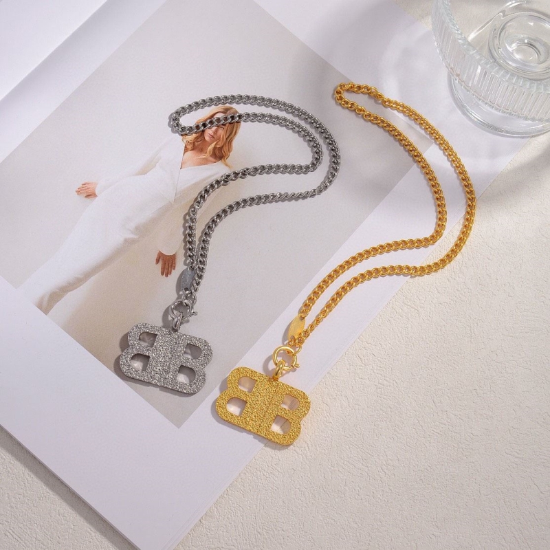 Ba*len*cia*ga necklaces